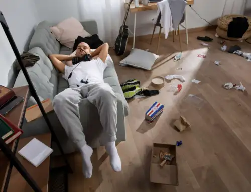 DAVANTI ALLA PORTA CHIUSA DELLA CAMERETTA